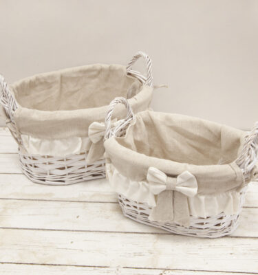 Ceste Jolie: ceste in vimini bianco, disponibili in quattro misure, fodera beige con fiocco bianco, eleganti e versatili.