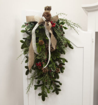 Il Festone Pine Wreath è una decorazione natalizia artificiale composta da pino, pigne, bacche rosse ed un fiocco elegante.